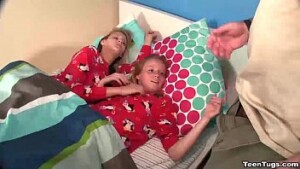 pai fodendo as duas filhas gemeas no video porno amador