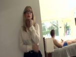 Mamãe gostosa apenas de lingerie fodendo com o filho dotado