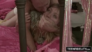 Irmão estuprando sua irmã novinha depois de pegar a vadia se masturbando