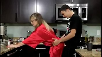 Filho tarado faz mãe chupar e fode a buceta na cozinha