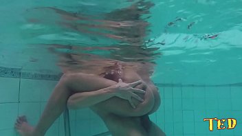 Sexobr com Brasileira perfeita chupando e leva rola dentro da piscina