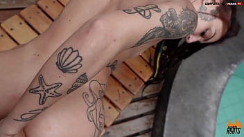 Ninfeta tatuada no pornô transando bem gostoso