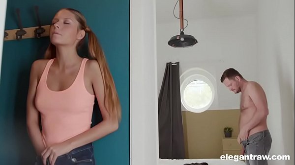 Padrasto fodendo novinha safada num pornô de sexo quente