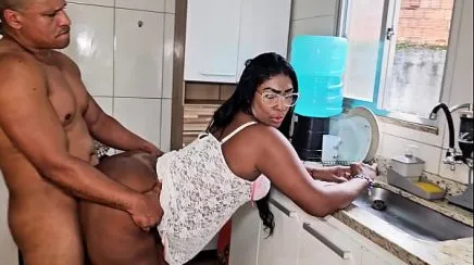 Homem pelado fodendo a empregada rabuda na cozinha